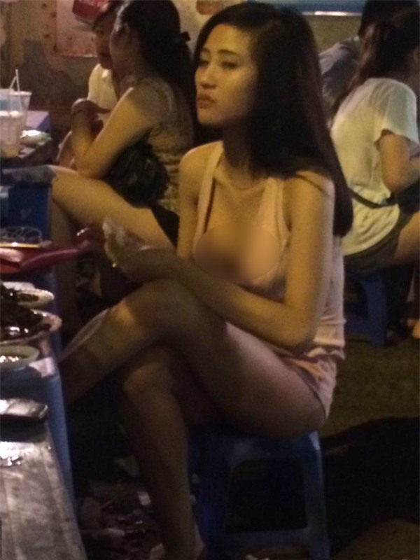 thiếu nữ ăn mặc hở hang trên đường phố Hà Nội