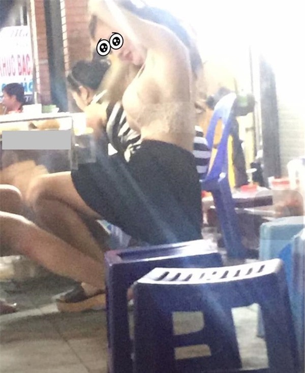 thiếu nữ ăn mặc hở hang trên đường phố Hà Nội