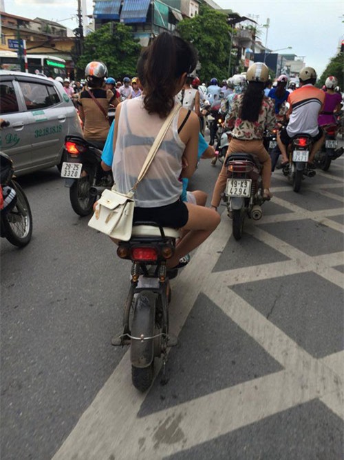 thiếu nữ ăn mặc hở hang trên đường phố Hà Nội