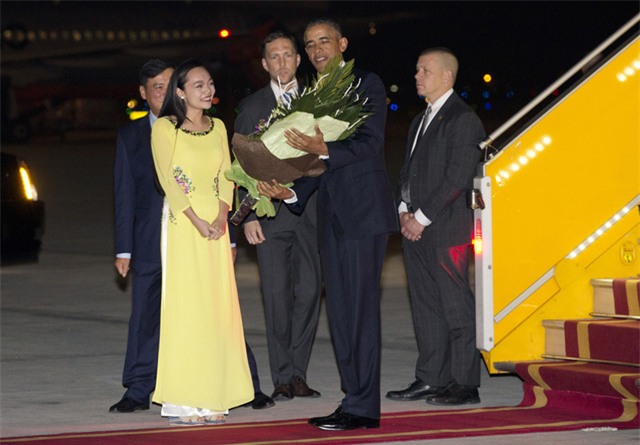 Hình ảnh Mỹ Linh tặng hoa chào mừng Tổng thống Obama (ảnh: AP)