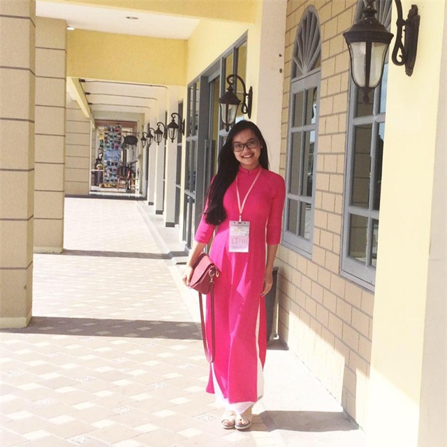 Trần Mỹ Linh trong tà áo dài duyên dáng.