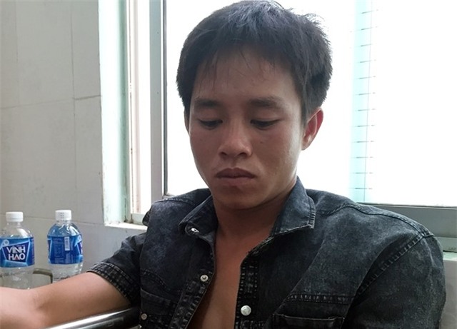 Tai xe, phu xe pha cua cuu khach trong oto boc chay hinh anh 1