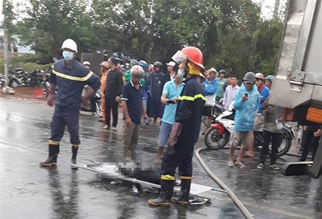 Tai xe, phu xe pha cua cuu khach trong oto boc chay hinh anh 2