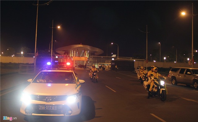 Doan xe dac chung don Tong thong Obama tai Ha Noi hinh anh 15