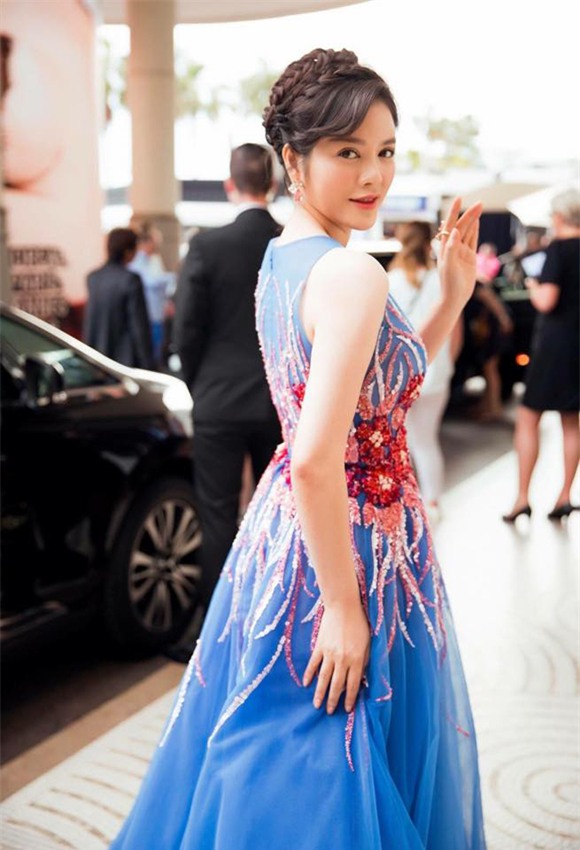 Lý Nhã Kỳ diện đầm xanh mướt 0