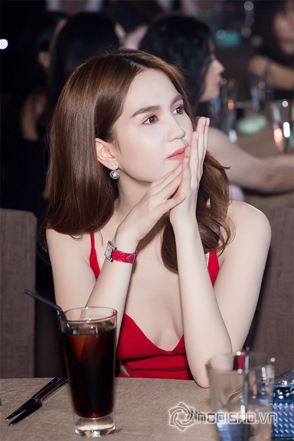 Ngọc Trinh xém lộ vòng một 0