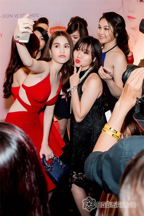 Ngọc Trinh xém lộ vòng một 3