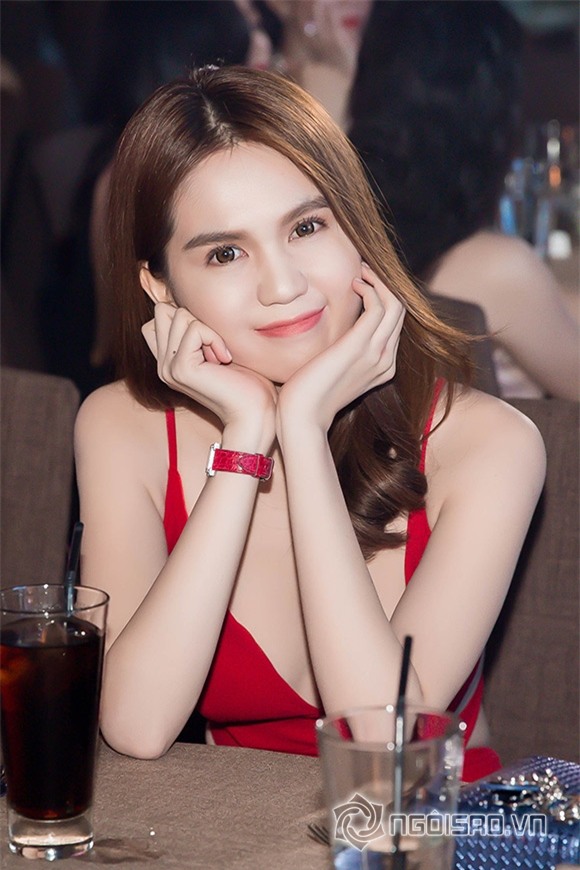 Ngọc Trinh xém lộ vòng một 9