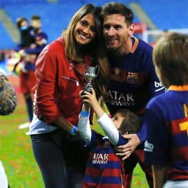 Messi hôn bạn gái say đắm mừng chức vô địch Cúp nhà Vua - Ảnh 5.