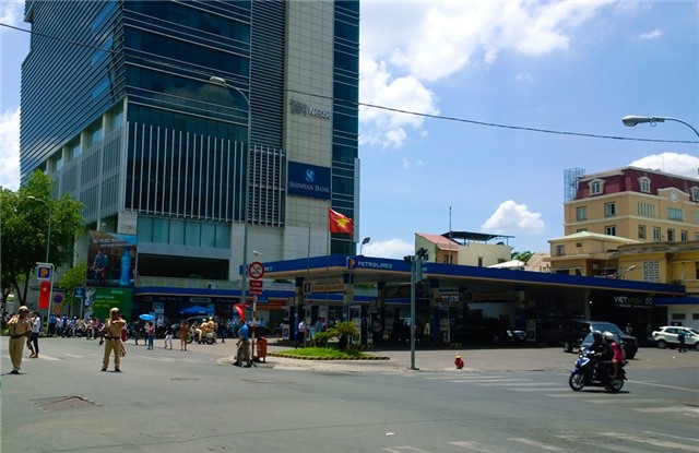 Cadillac One cua Tong thong My di nap nhien lieu o Sai Gon hinh anh 1