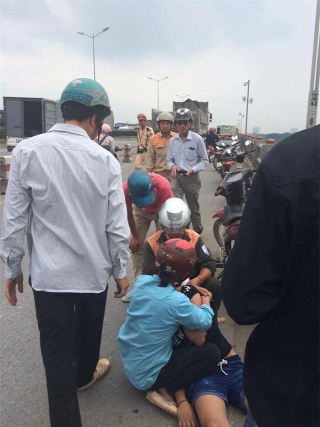 Hà Nội: Cô gái trẻ khóc ngất khi bạn trai đột nhiên mở cửa taxi, nhảy cầu Thanh Trì tự tử - Ảnh 2.