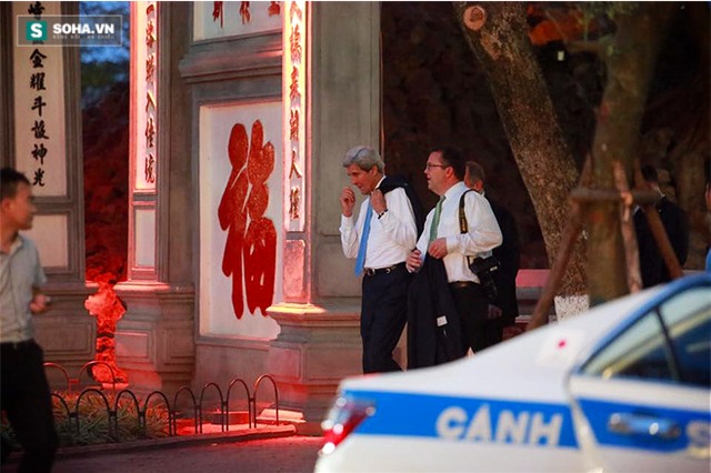 Ngoại trưởng Mỹ John Kerry lộ diện ở Hồ Hoàn Kiếm - Ảnh 1.