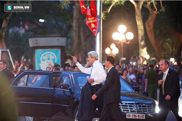 Ngoại trưởng Mỹ John Kerry lộ diện ở Hồ Hoàn Kiếm - Ảnh 2.