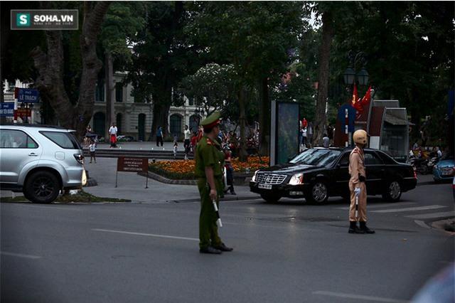 Ngoại trưởng Mỹ John Kerry lộ diện ở Hồ Hoàn Kiếm - Ảnh 8.