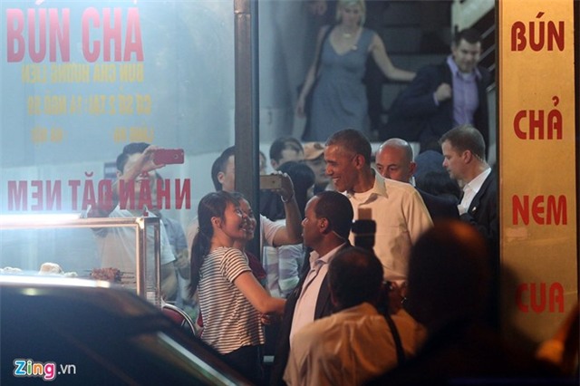 Ong Obama bat tay nguoi dan Ha Noi sau khi an bun cha hinh anh 1