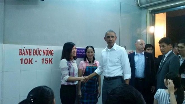 Ong Obama bat tay nguoi dan Ha Noi sau khi an bun cha hinh anh 10