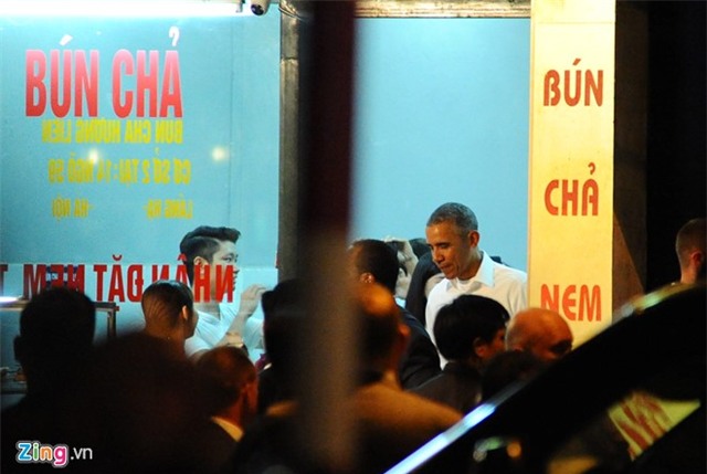 Ong Obama bat tay nguoi dan Ha Noi sau khi an bun cha hinh anh 2