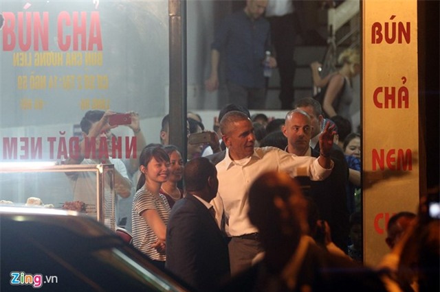 Ong Obama bat tay nguoi dan Ha Noi sau khi an bun cha hinh anh 3