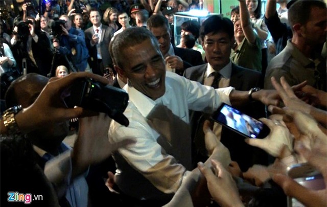 Ong Obama bat tay nguoi dan Ha Noi sau khi an bun cha hinh anh 5
