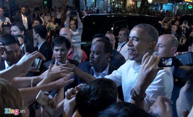 Ong Obama bat tay nguoi dan Ha Noi sau khi an bun cha hinh anh 6
