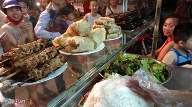 Ong Obama bat tay nguoi dan Ha Noi sau khi an bun cha hinh anh 7