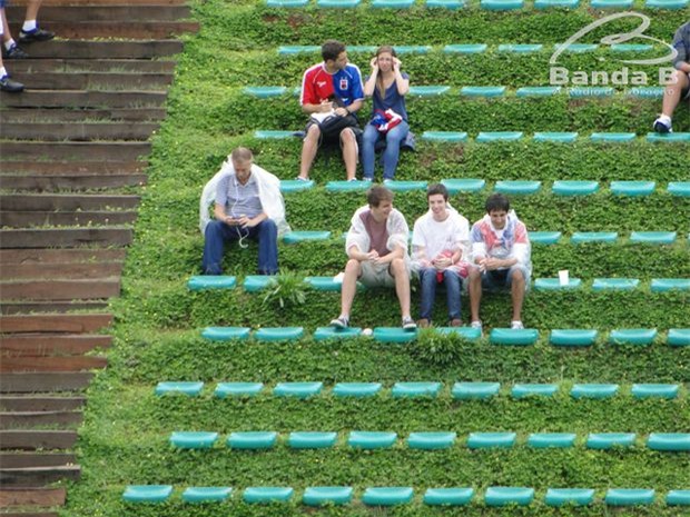 Không cầu kỳ hiện đại, 6 sân bóng dưới đây vẫn sở hữu vẻ đẹp đến mê người - Ảnh 5.