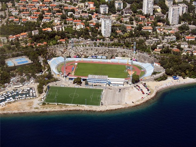 Không cầu kỳ hiện đại, 6 sân bóng dưới đây vẫn sở hữu vẻ đẹp đến mê người - Ảnh 9.