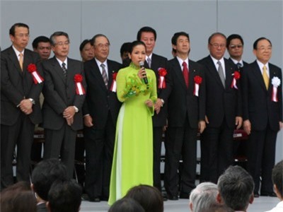 My Linh hat Quoc ca truoc Tong thong Obama hinh anh 1