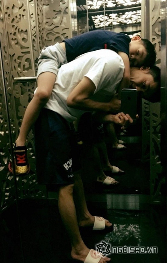 nhóc tỳ nhà sao ngủ với bố 0