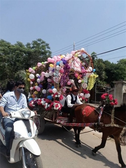 Dam cuoi ruoc dau bang xe ngua keo doc dao o Ha Tinh hinh anh 2