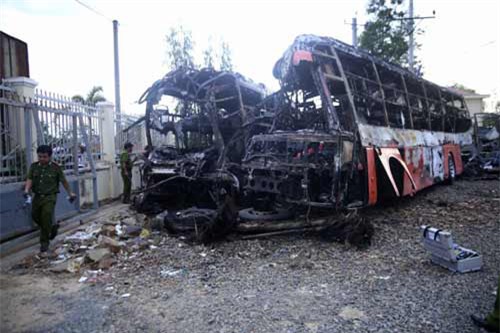 vu chay xe 12 nguoi chet: tai xe an bun khi dang chay xe - 1