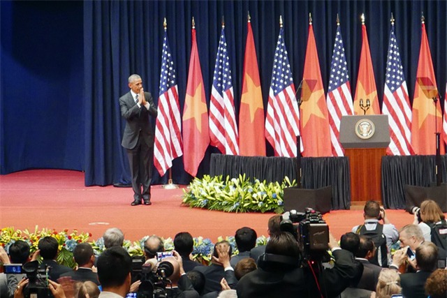  Tổng thống Obama chào tạm biệt bằng động tác chắp tay kiểu Á Đông, sau đó vẫy tay chào tạm biệt trước khi lui vào phía trong. 