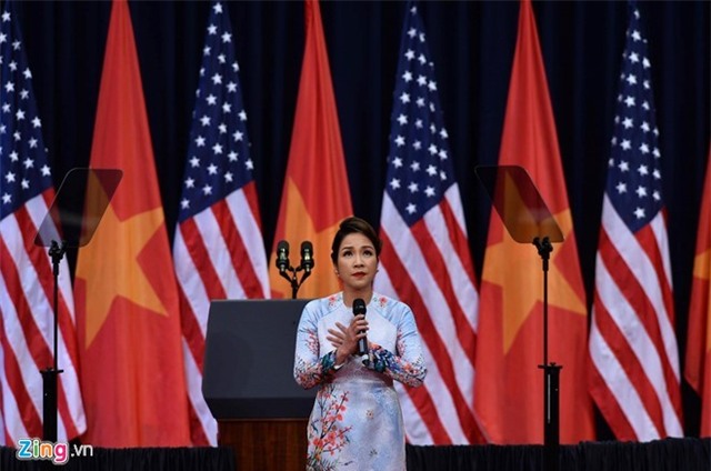 Ca sĩ Mỹ Linh hát Quốc ca đầy xúc động đón ông Obama - Ảnh 1.