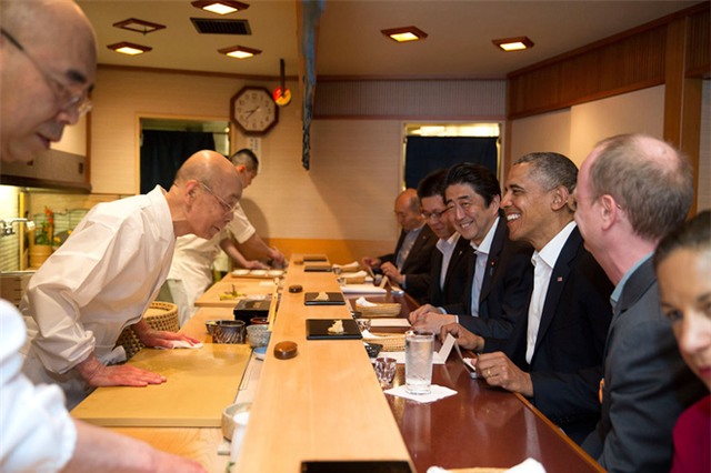 Không chỉ bún chả Việt Nam, ông Obama còn từng thưởng thức nhiều món ăn dân dã trong những lần công du khác - Ảnh 4.