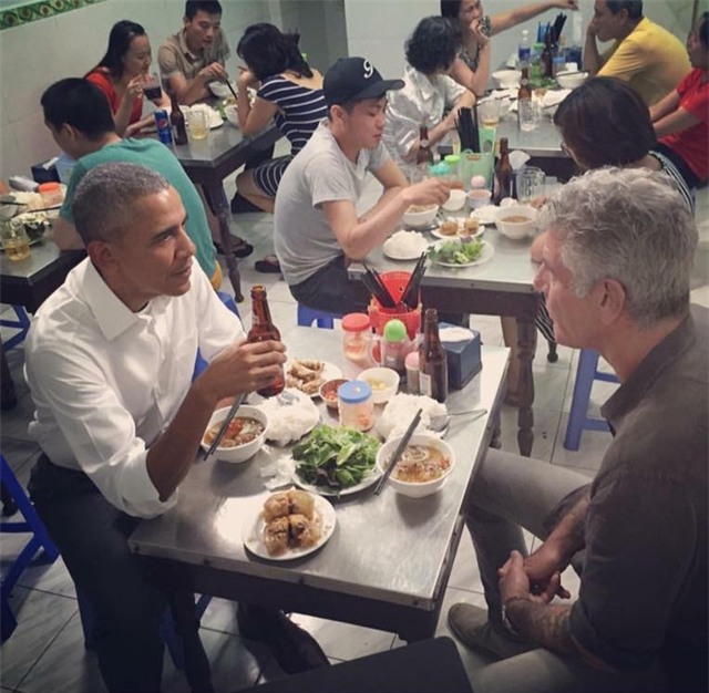Không chỉ bún chả Việt Nam, ông Obama còn từng thưởng thức nhiều món ăn dân dã trong những lần công du khác - Ảnh 5.