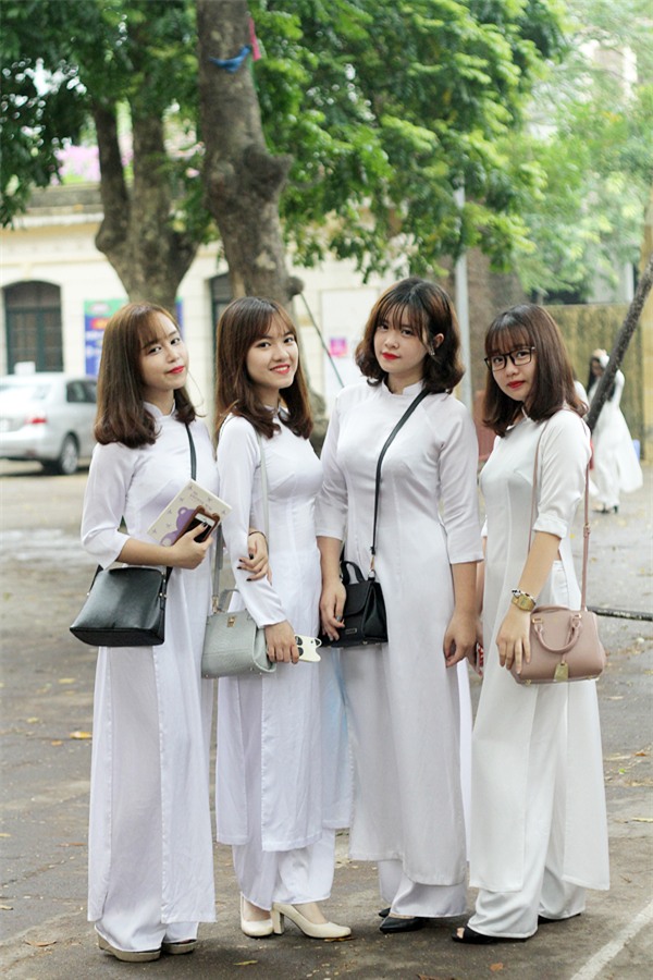 Cùng nhóm bạn thân của mình khoe dáng