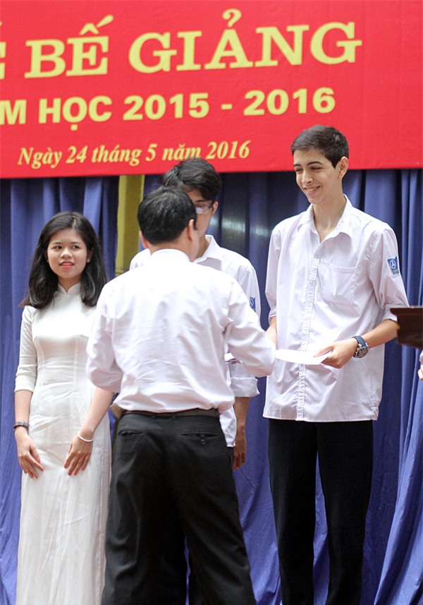 Rufino - em trai hot girl Andrea Aybar nhận giải thưởng cho thành tích học tập xuất sắc của mình: đứng đầu khối lớp 11.