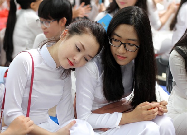 Khi những giai điệu của ca khúc quen thuộc “Mong ước kỉ niệm xưa” vang lên, những nữ sinh của trường không giấu cảm xúc bồi hồi, xúc động