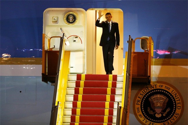 21h30 ngày 22/5, Tổng thống Mỹ bước từ chuyên cơ Air Force One xuống sân bay Nội Bài, bắt đầu chuyến công du Việt Nam với lịch trình 2 ngày đầu tại Hà Nội (ảnh: Quý Đoàn).