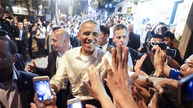 Vui vẻ cùng chụp ảnh, bắt tay, vẫy chào... với hàng nghìn người vây quanh quán bún chả tại phố Lê Văn Hưu tối muộn ngày 23/5, Tổng thống Obama sau đó đã chia sẻ về kỷ niệm này với lời cảm ơn chân thành, lời đề nghị tăng cường sự kết nối qua các kênh, trong đó có cả các công cụ như Facebook, Instagram và khẳng định, chính tinh thần cởi mở đó làm nên thành công của những mạng xã hội này cũng như thành công của cả nước Mỹ (ảnh: Hữu Nghị).