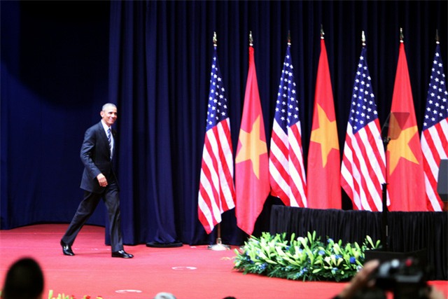Tổng thống Mỹ bước lên khán đài Trung tâm Hội nghị quốc gia Mỹ Đình với một lời chào bằng tiếng Việt, lời cảm ơn chân thành, gây thiện cảm về sự đón tiếp nồng nhiệt của Chính phủ, người dân tại Hà Nội (ảnh: Quý Đoàn).