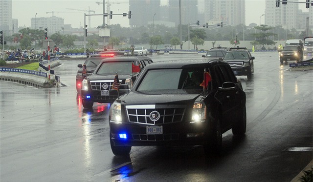 
13h30, đoàn xe hộ tống ông Obama rời Mỹ Đình ra sân bay Nội Bài để vào Sài Gòn, tiếp tục lịch trình công cán. Trên đường ra sân bay, Tổng thống Mỹ đã kịp ghé qua làng Mễ Trì Hạ mua cốm trong cơn mưa tầm tã trút xuống Hà Nội (ảnh: Quý Đoàn).
