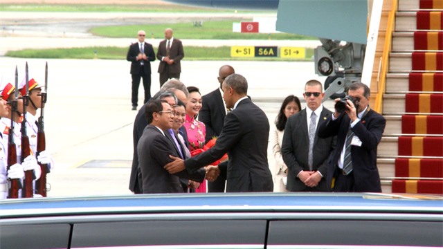 Tổng thống Obama thân mật bắt tay chào đoàn tiễn, cảm ơn vì khoảng thời gian đầy ý nghĩa tại Hà Nội (ảnh: Mạnh Thắng).