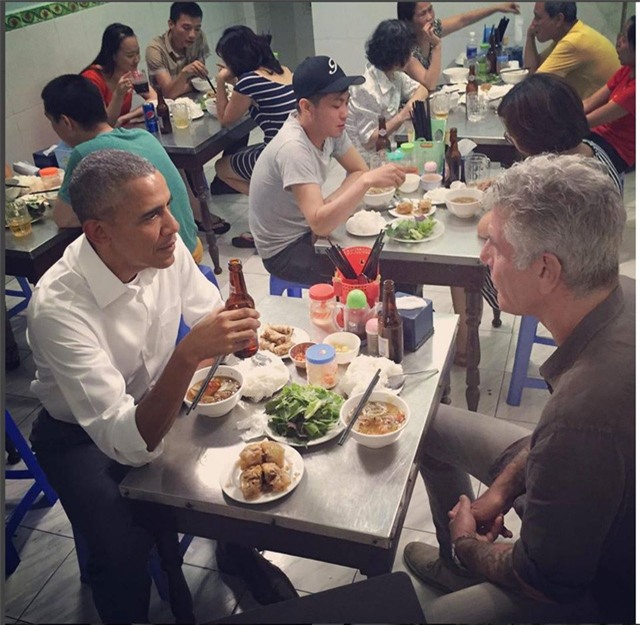 Tổng thống Mỹ thưởng thức một suất bún chả đặc biệt cùng người đầu bếp riêng tại một quán ăn bình dân lâu đời trên phố Lê Văn Hưu. Người đứng đầu Nhà Trắng chia sẻ sau đó là sự thân thiện, tình cảm của người dân Việt Nam đã chạm tới trái tim ông, ông cảm nhận rất rõ điều đó (Ảnh: Athonybourdain Istagram).