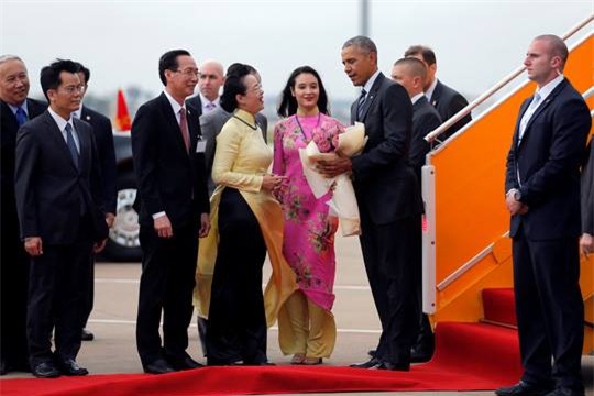 Hoa hậu Thu Thảo: Quả thật, tay của Tổng thống Obama rất ấm áp và rắn rỏi - Ảnh 2.