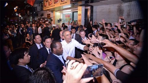 6 diem "la" trong bua bun cha cua tong thong obama - 2