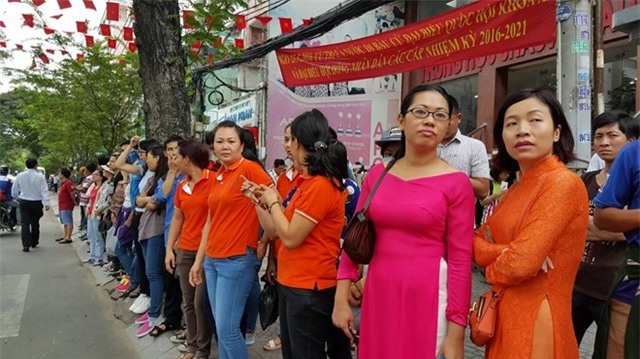 Hang tram nguoi xep hang cho Tong thong Obama hinh anh 2