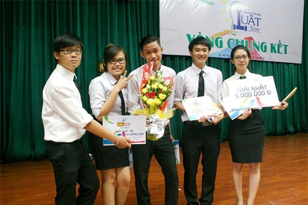 Nguyễn Hoàng Tâm Đan (ngoài cùng bên phải)