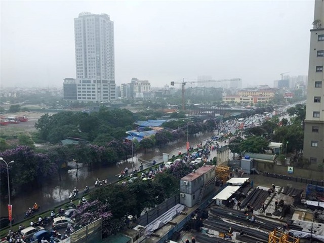 Giao thong Ha Noi te liet vi con mua lon nhat nam hinh anh 1