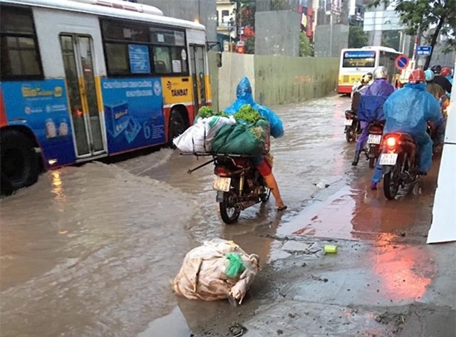 Giao thong Ha Noi te liet vi con mua lon nhat nam hinh anh 8